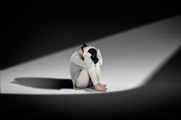 摄图网_402619386_创意抑郁症女性（企业商用）.jpg