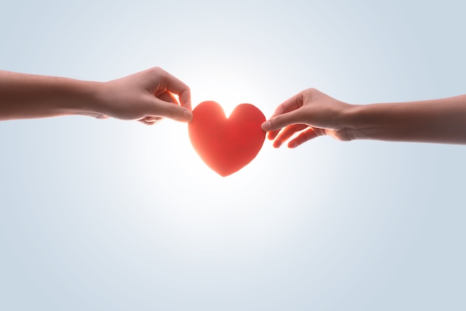摄图网_501924719_男人和女人手拿爱心特写(企业商用).jpg 摄图网_501924719_男人和女人手拿爱心特写(企业商用).jpg