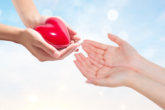 摄图网_500785524_爱心传递的概念(企业商用).jpg 摄图网_500785524_爱心传递的概念(企业商用).jpg