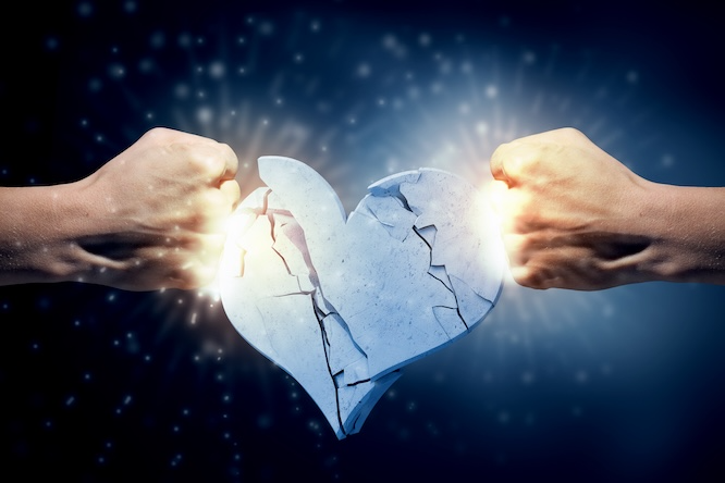 摄图网_300512281_心碎了特写人的手碎石心（企业商用）.png
