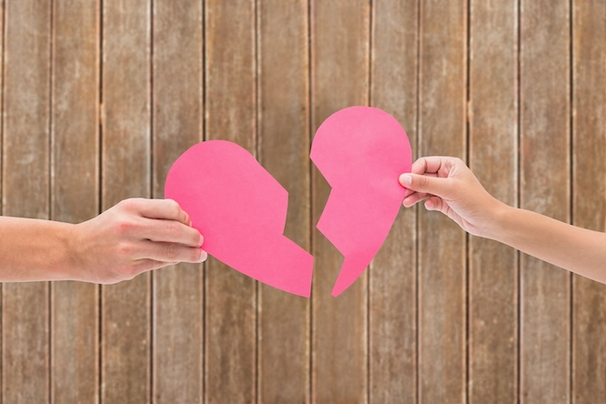 摄图网_328712045_握着两半心碎的双手的复合图像离婚栅栏夫妻粉色粮食计算机击剑地面数字绘图（企业商用） (1).png