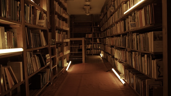 摄图网_332516736_带闪光灯的夜间图书馆。素材镜头(企业商用).jpg 摄图网_332516736_带闪光灯的夜间图书馆。素材镜头(企业商用).jpg