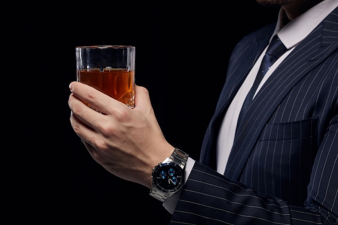 摄图网_507702819_西装人士手中酒杯特写（企业商用）.jpg