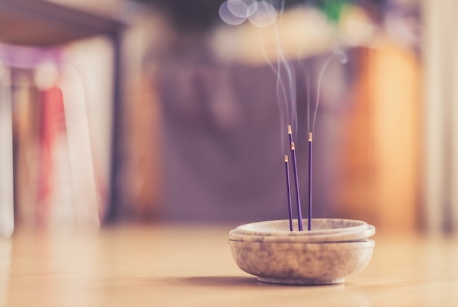 摄图网_379416739_家中香炉里的香正在燃烧散发香气（企业商用）.png
