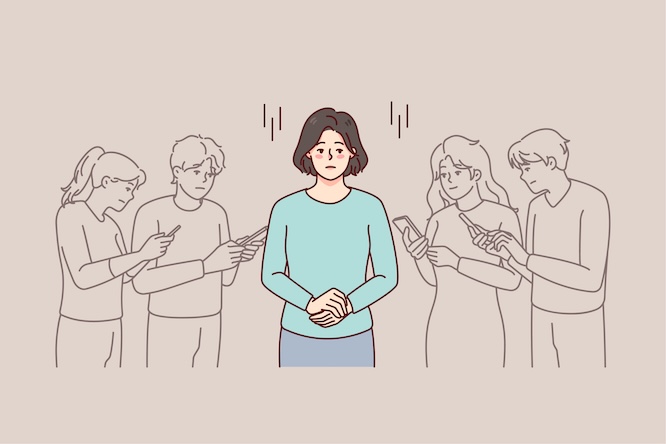 摄图网_380208897_人群中使用手机感到孤独的年轻女子（企业商用）.jpg