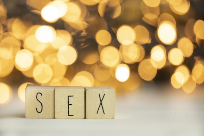 摄图网_307883924_正方形热情三个木制立方体上面有字母SEX上面有五颜六色的金闪亮散景背空间用于文本三个木制立方体上面有五颜六色的金闪亮散景背堵塞（企业商用）.jpg