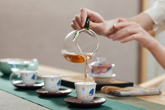 摄图网_501775190_女茶艺师沏茶特写（企业商用）.png