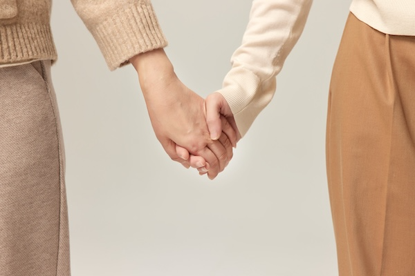 摄图网_507729857_母女手牵手特写（企业商用）.png