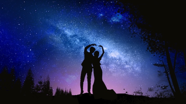 摄图网_400256319_七夕星空下的情侣（企业商用）.jpg
